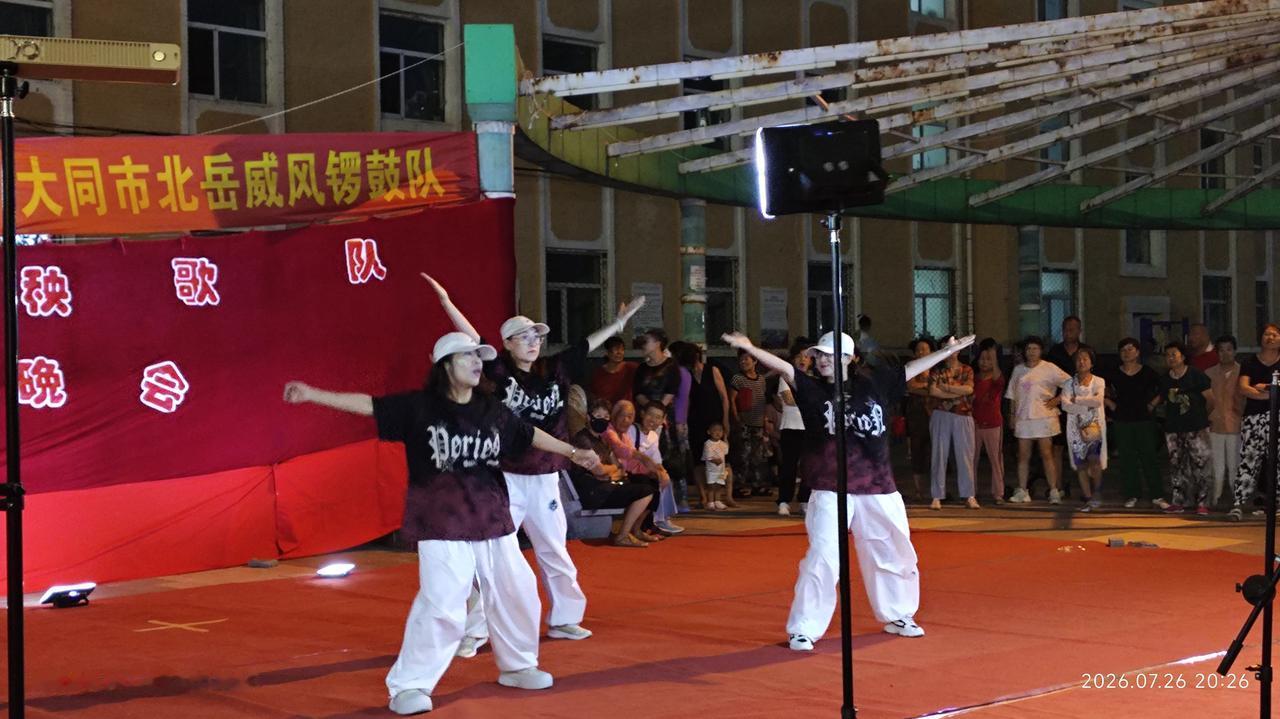 今年我们社区自发的消夏晚会搞得还挺红火的。
以前我们家属区归工厂管的时候，每年夏