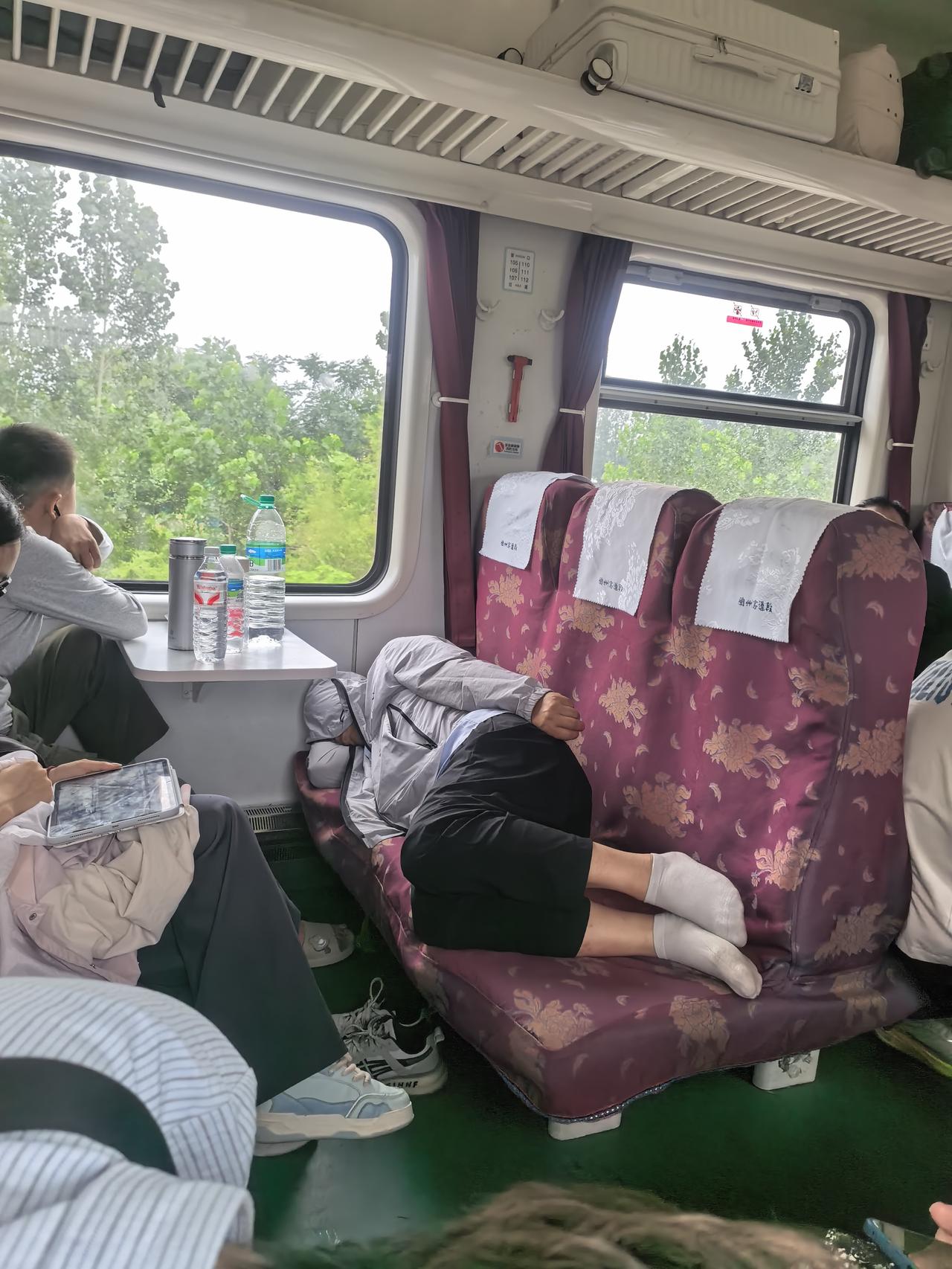 不文明的乘车人。
同一车厢，有人站着，有人却占用三个位子睡觉。真是素质低下，令人