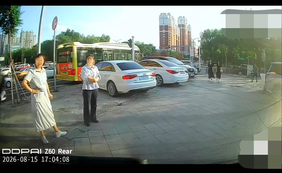 黑龙江哈尔滨，现场有一空位置，完全能够停下两辆车。两名女子直接站在车位里人肉占车