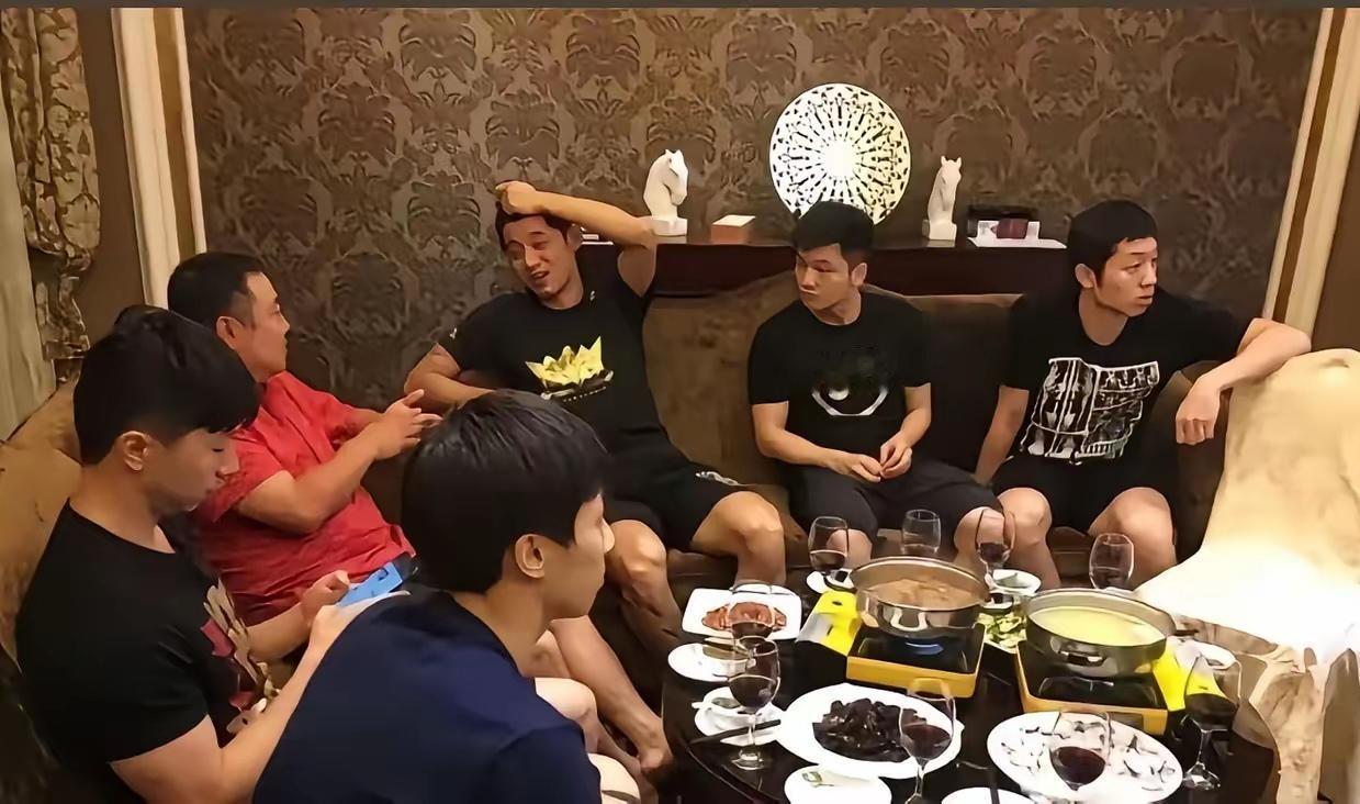 国乒男神聚餐照：樊振东神仪明秀，发型酷炫；许昕剑眉耸鼻，俊目流眄；张继科雄浑沉健