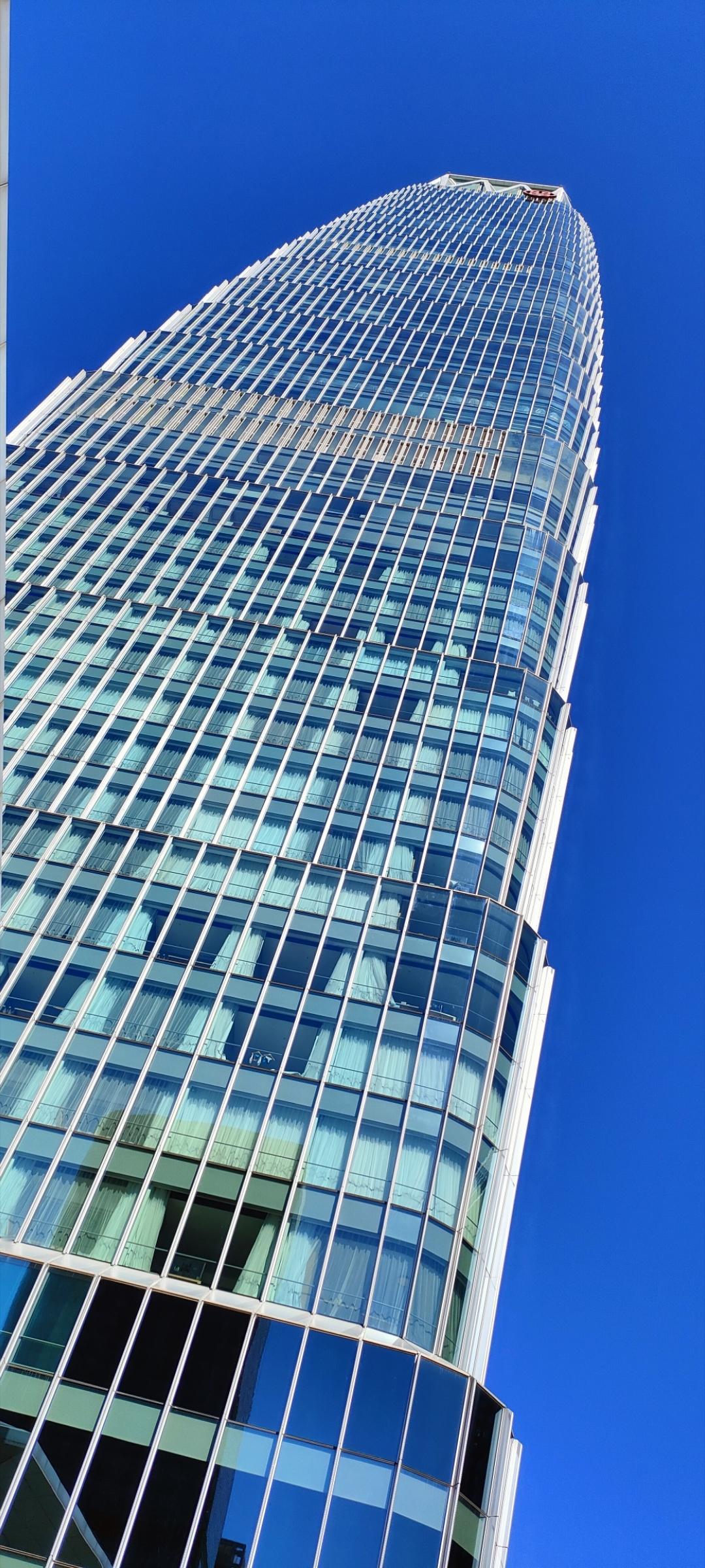 现代都市的摩天大楼，蓝天白云映衬下更显宏伟壮观！