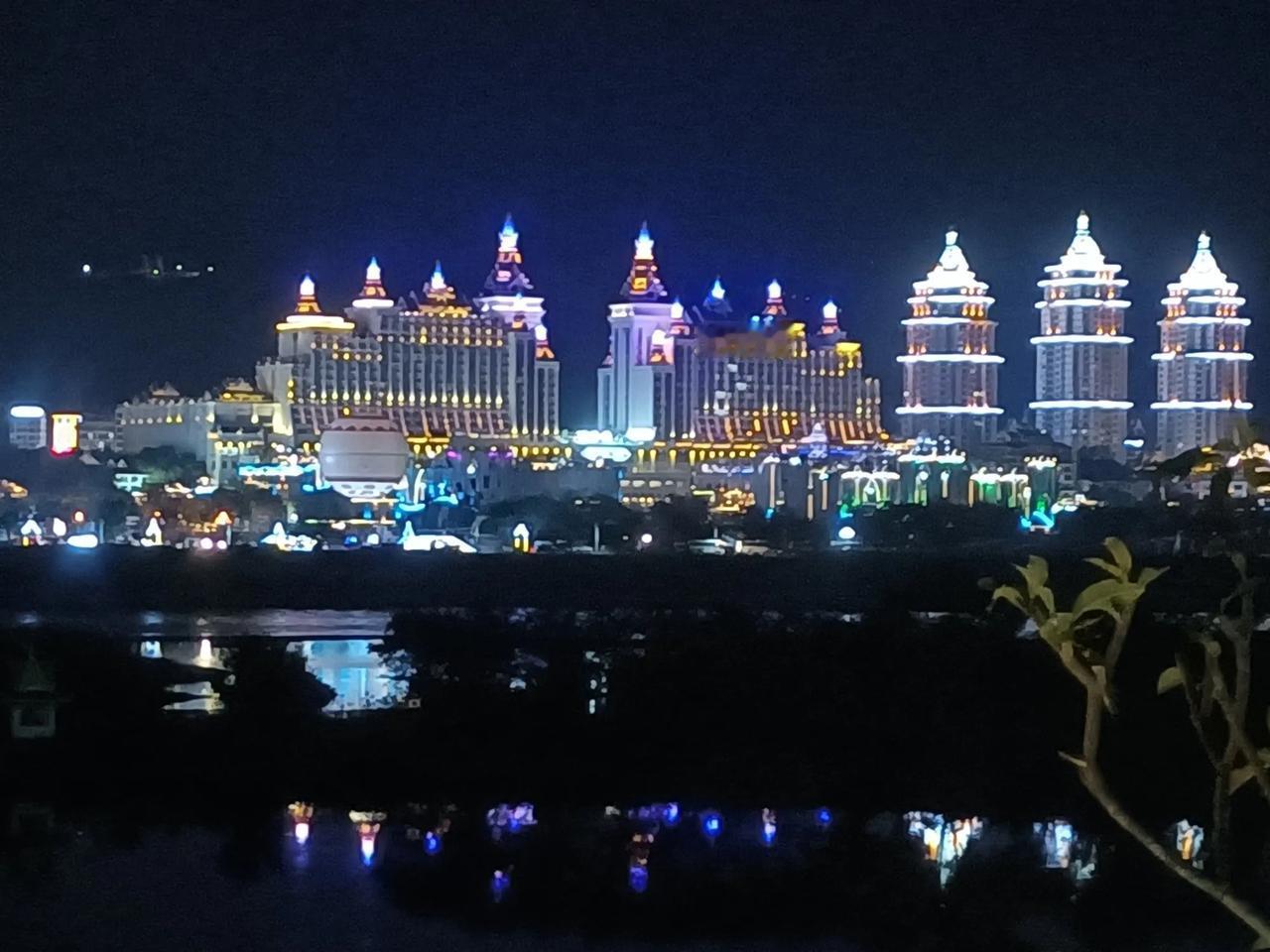 美丽的西双版纳澜沧江夜景
傍晚时分，我和老伴坐在澜沧江边，望着对岸像孔雀开屏造型