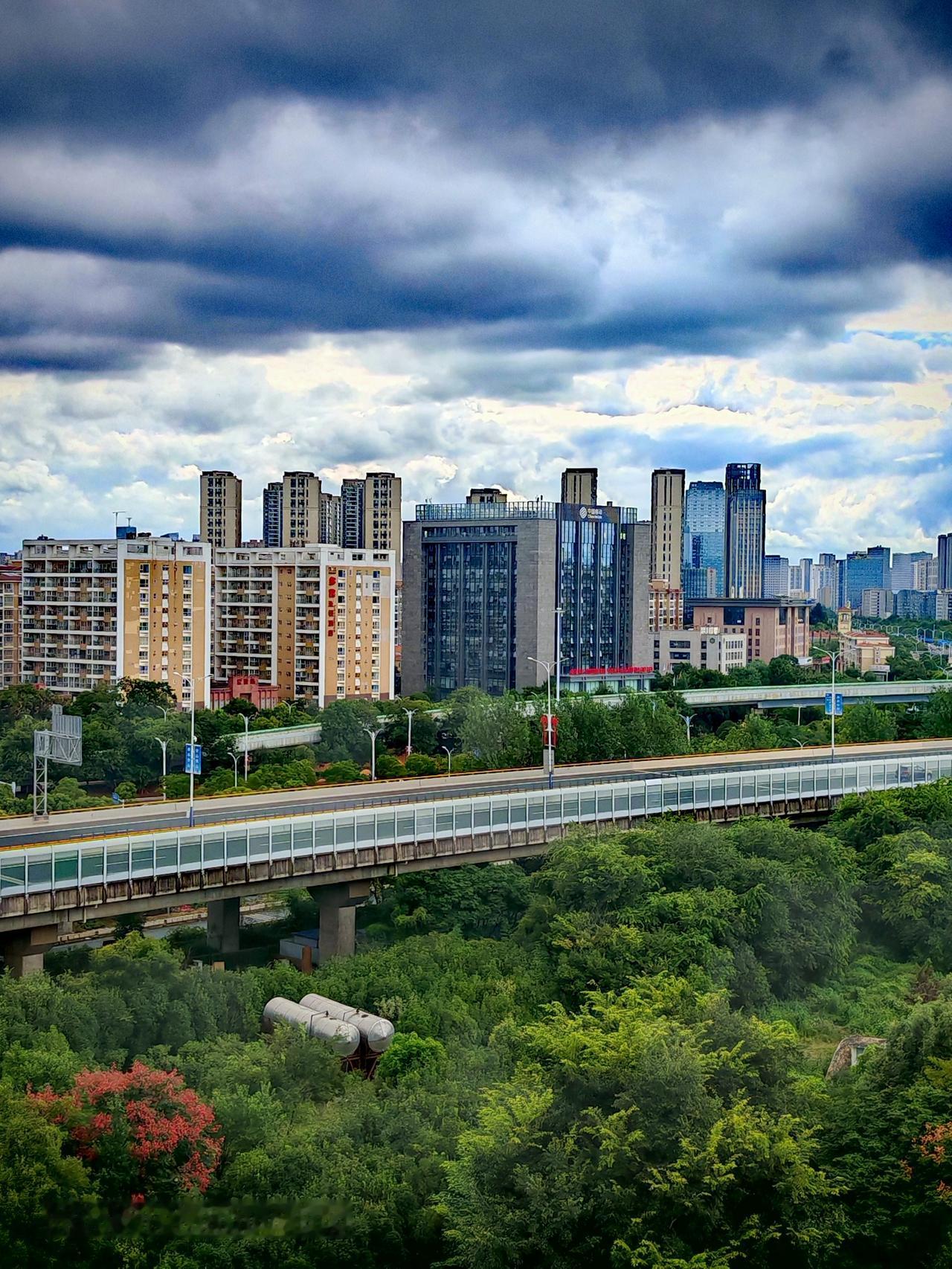清晨的昆明，是一座被晨光唤醒的城市。我起了个大早去晨拍街景。街道上行人还不多，晨