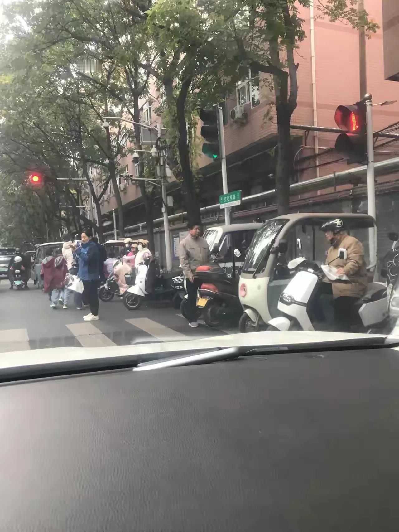 郑州街头三轮车太多！大部分是老人接学生，部分是拉客，还有一部分纯粹为方便省钱逛街