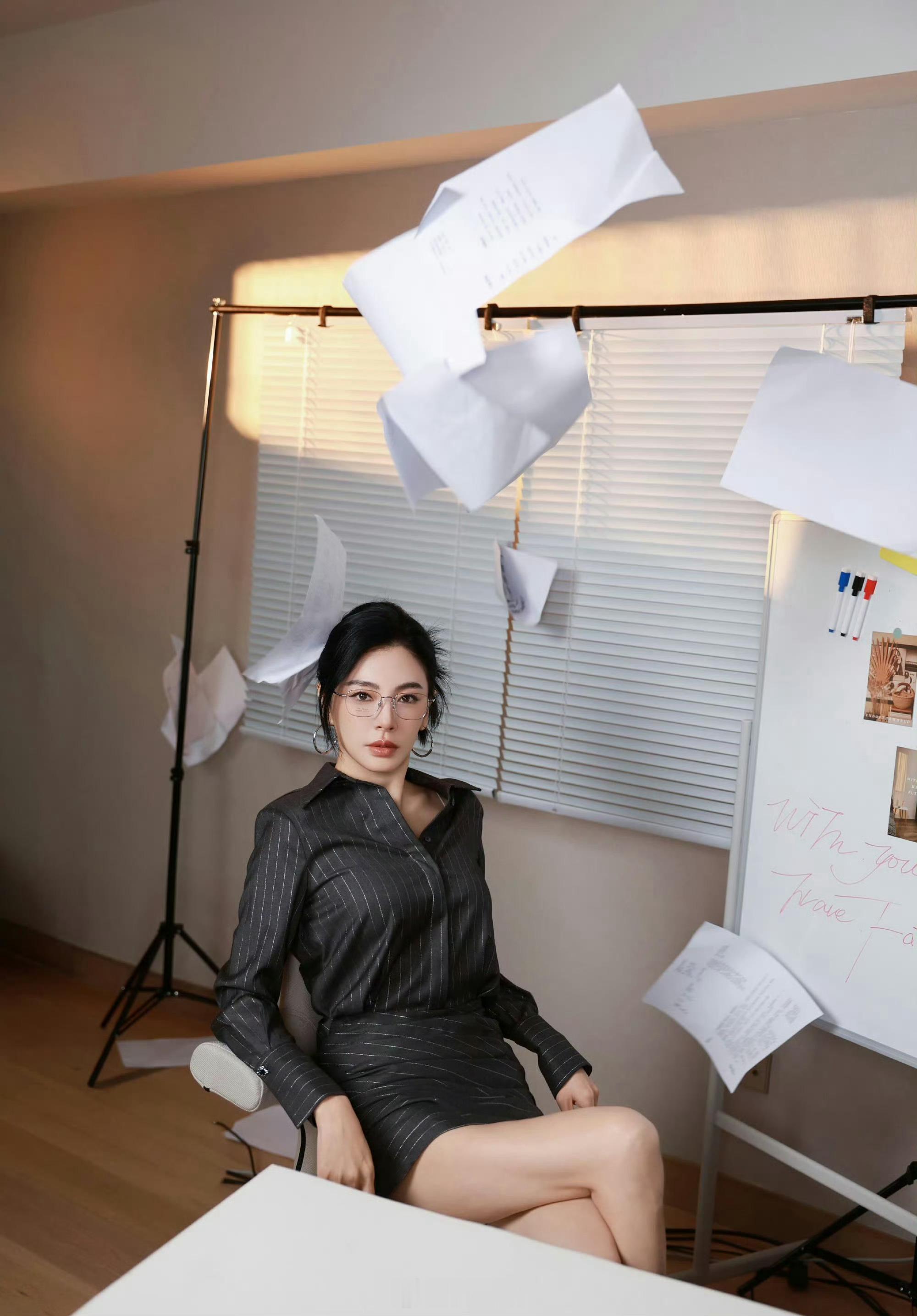 眼镜+职场套装，张雨绮女总裁氛围感拉满谁能拒绝张雨绮扮演高冷女上司📎黑框眼镜搭