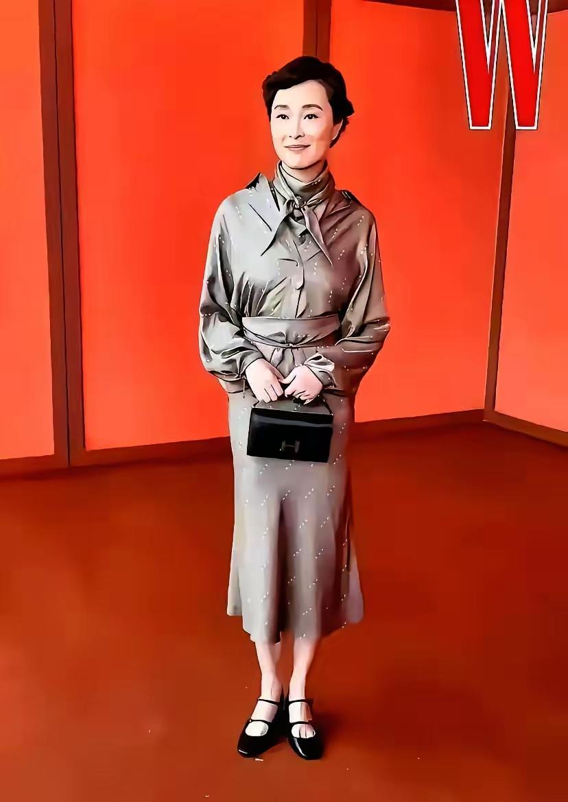 吴越穿的这身衣服谁能认出是什么牌子？