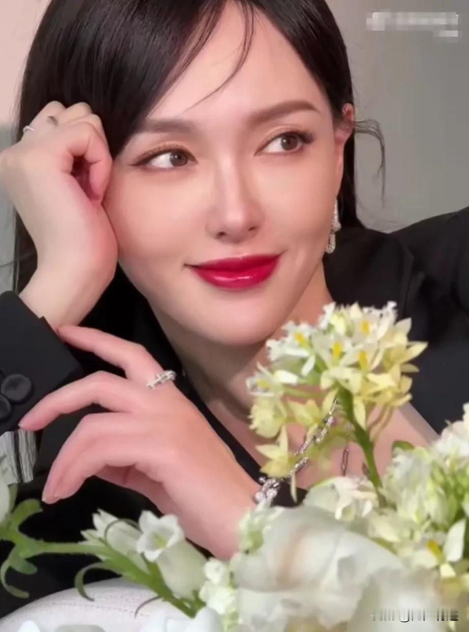 唐嫣为某品牌拍的写真，这种妆容真的可以用——千娇百媚——来形容。
然而美中不足的
