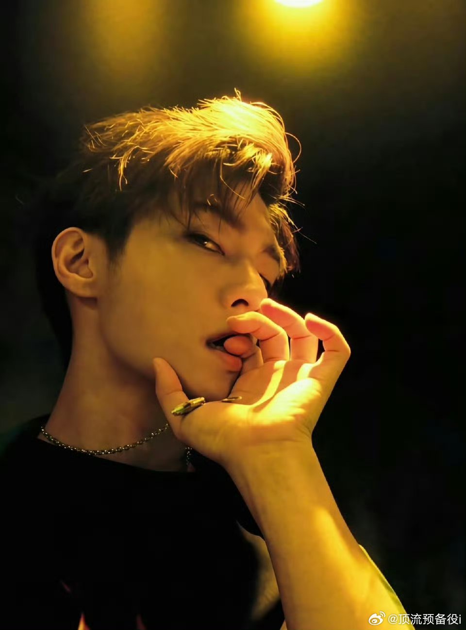 炎亚纶 拍照姿势台北高富帅 我的天谁敢想他已经40岁了 