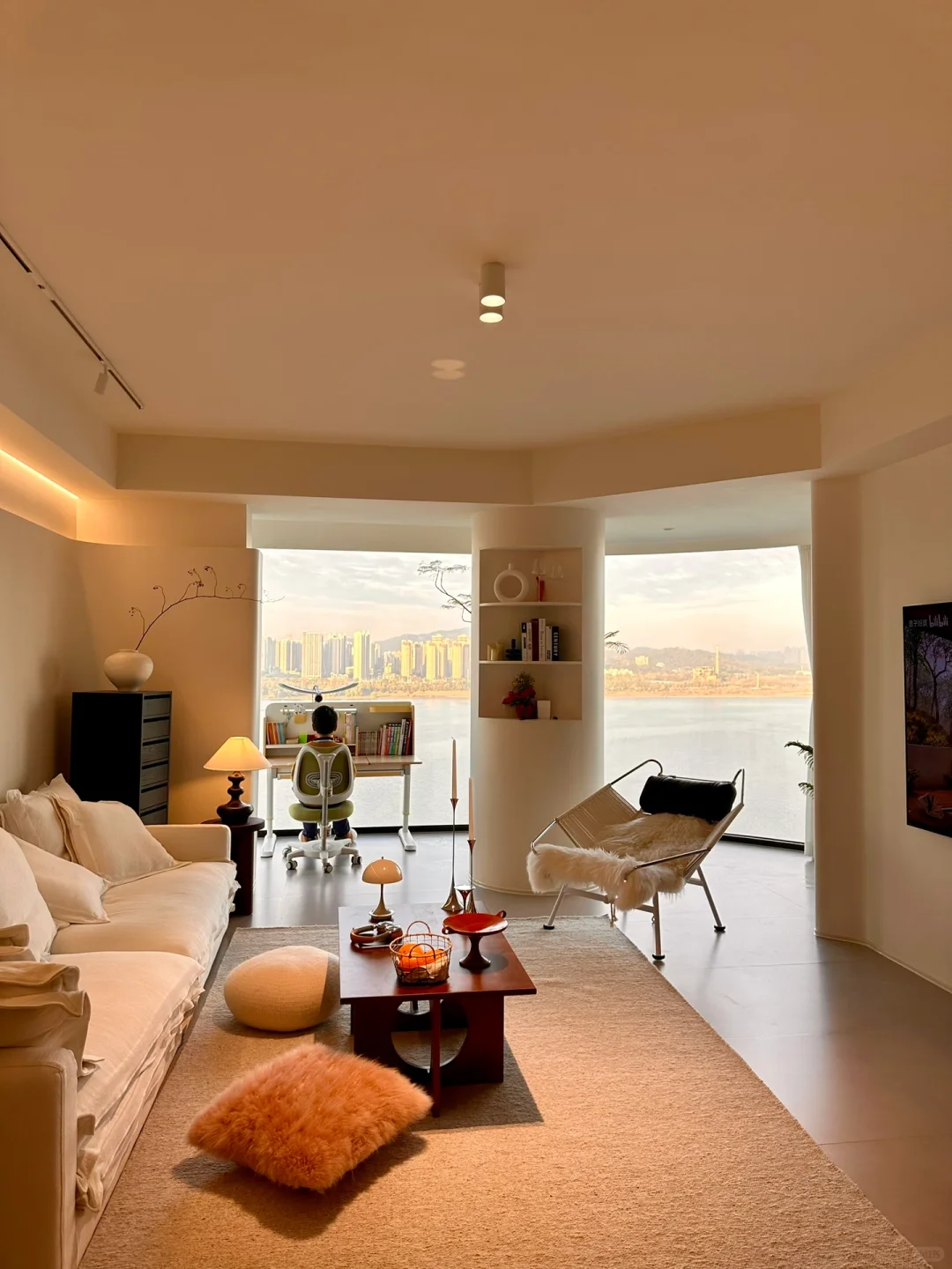 好羡慕我的儿子！小小年纪就有江景工位～