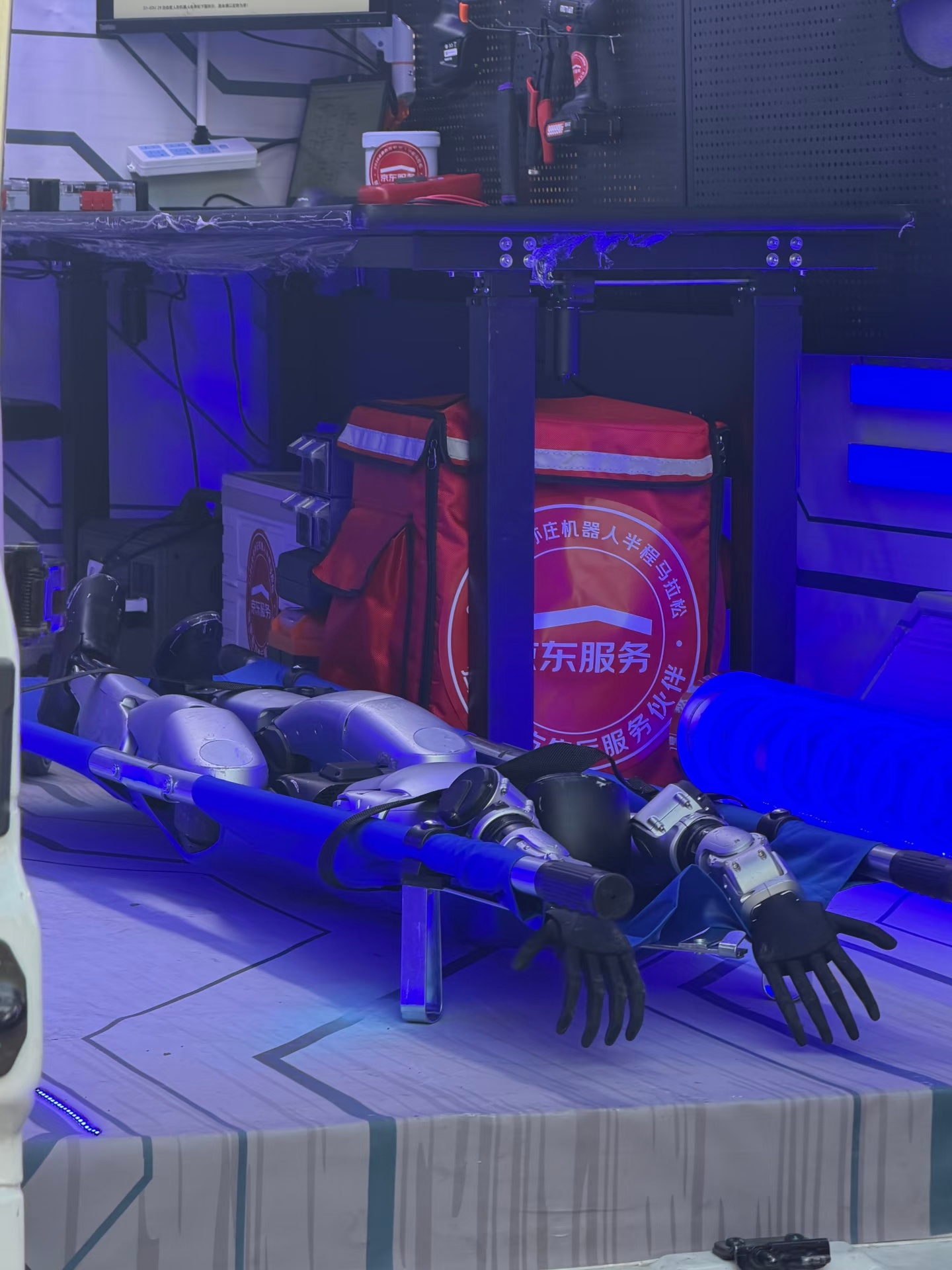 亦庄这个地方有点说法，亦庄机器人马拉松的机器人抢救现场，这都能让我刷着