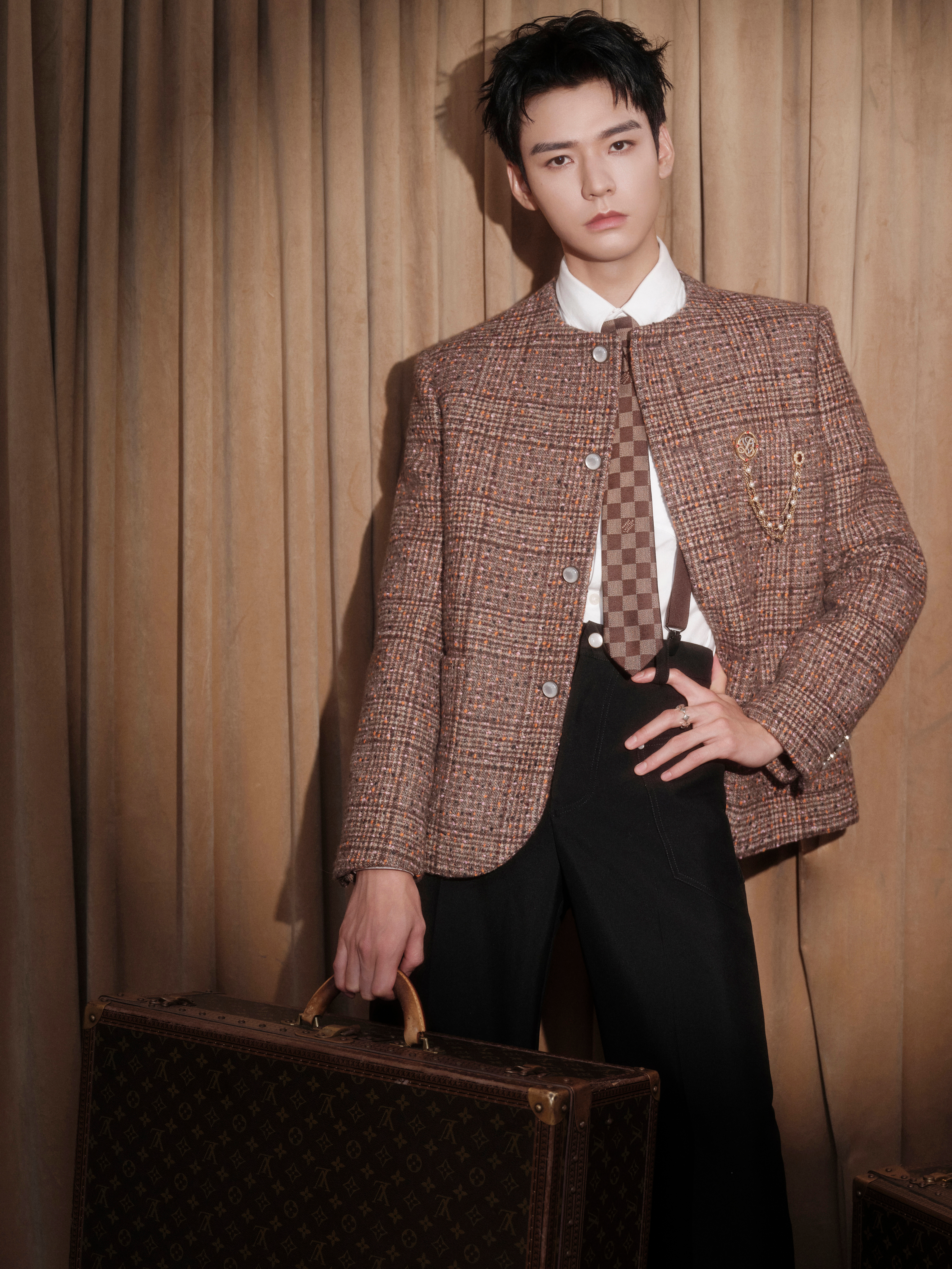 龚俊 × W年度光影盛典 造型图集发布，带来两套 Louis Vuitton 秋