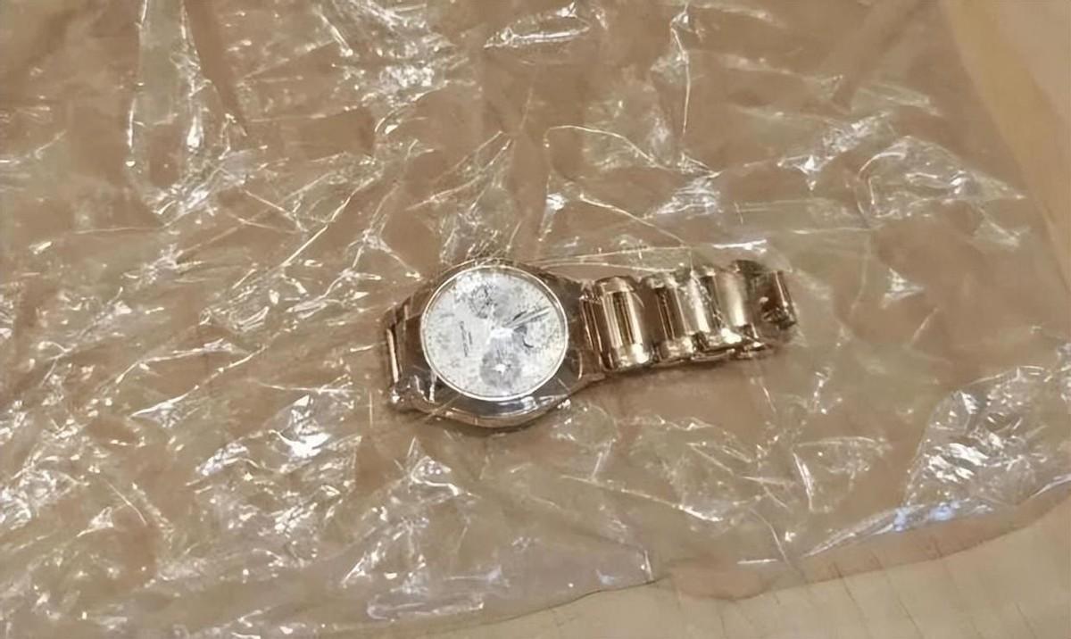 浙江杭州，女子下飞机后惊恐发现，自己花100多万买的手表不见了，她连忙问机组人员