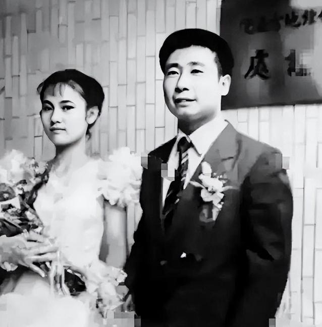 1983年曾叛逃到台湾的飞行员王学成结婚了，婚礼上，王学成笑得满脸灿烂，开心极了