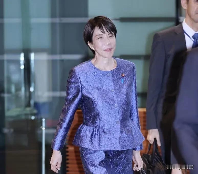 喊话无人应！高市早苗求对话遭冷遇，
 
当地时间12月25日，东京的演讲台上，日