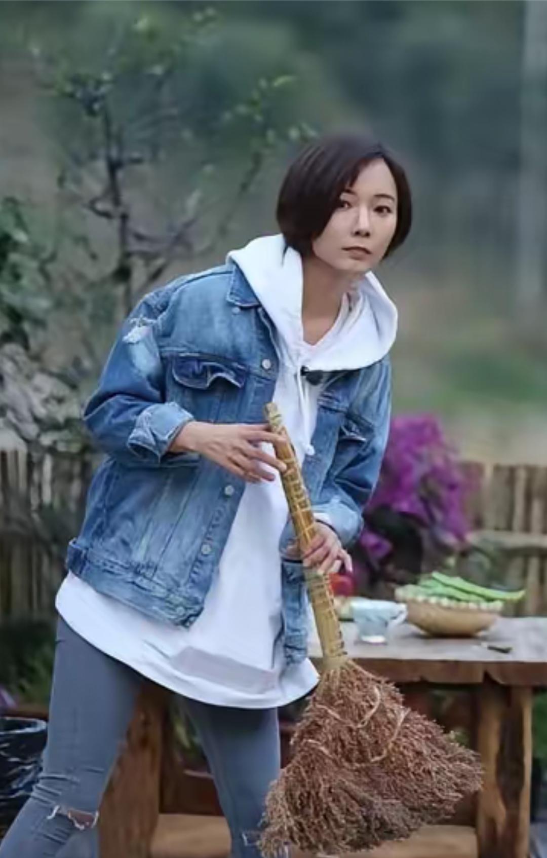 41岁王珞丹，搬进深山老林，过着桃园生活，每天两只狗为伴，闲暇时，种菜，看书，遛