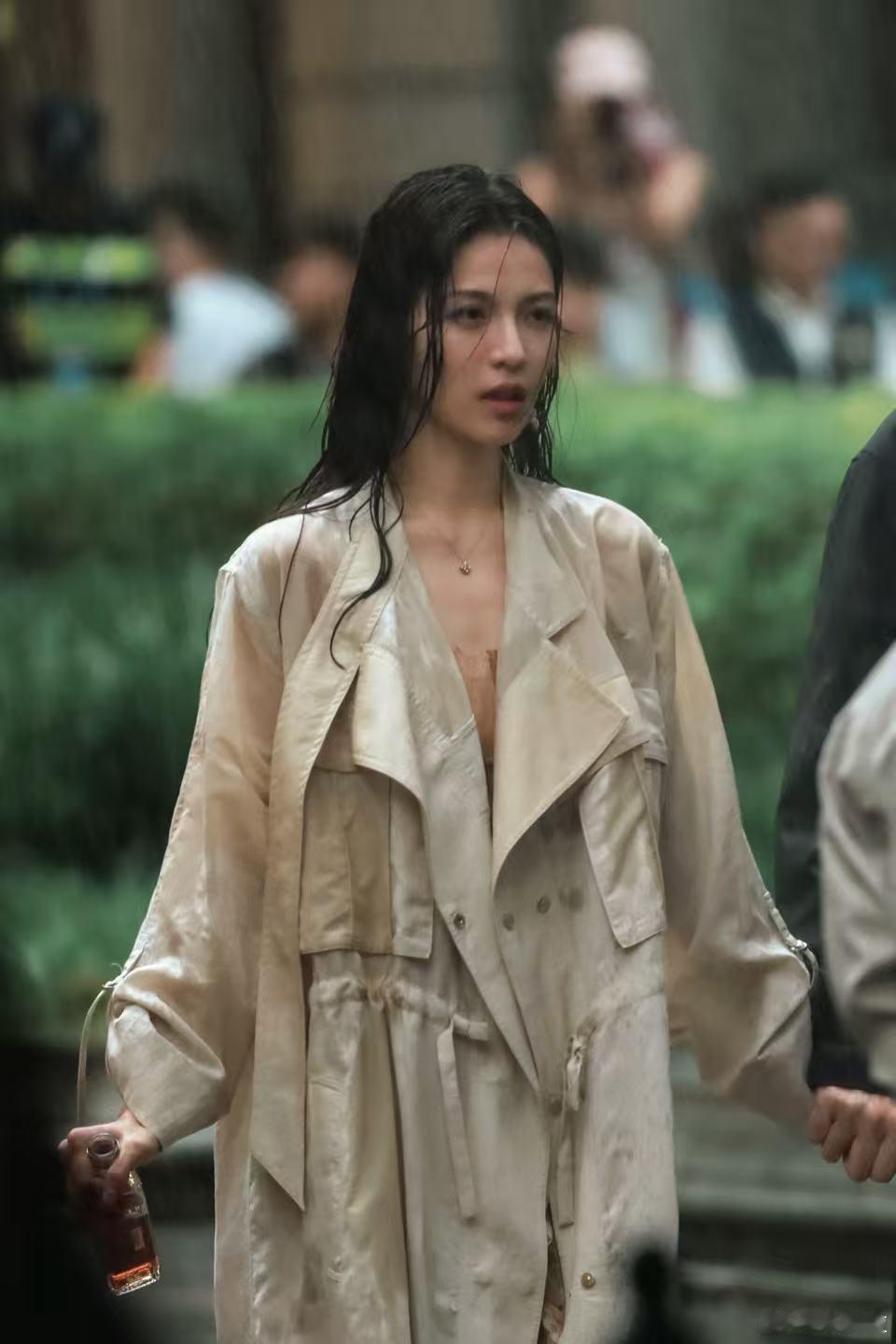 从今天开始，《爱情慢慢》雨中吻戏就是我的电子榨菜陈伟霆钟楚曦雨中吻戏