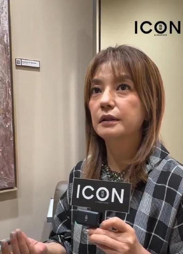 当年凭“小燕子”红遍大江南北的赵薇，消失五年后最近突然现身新加坡。50岁的她没有