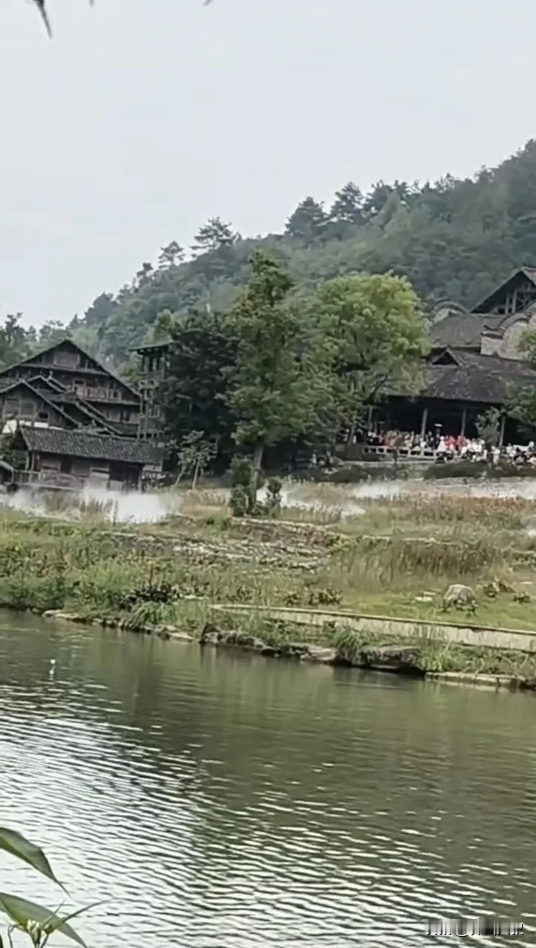  莎士比亚曾说：“向前看，不要回头，只要你勇于面对，抬起头来就会发现，此刻的阴霾
