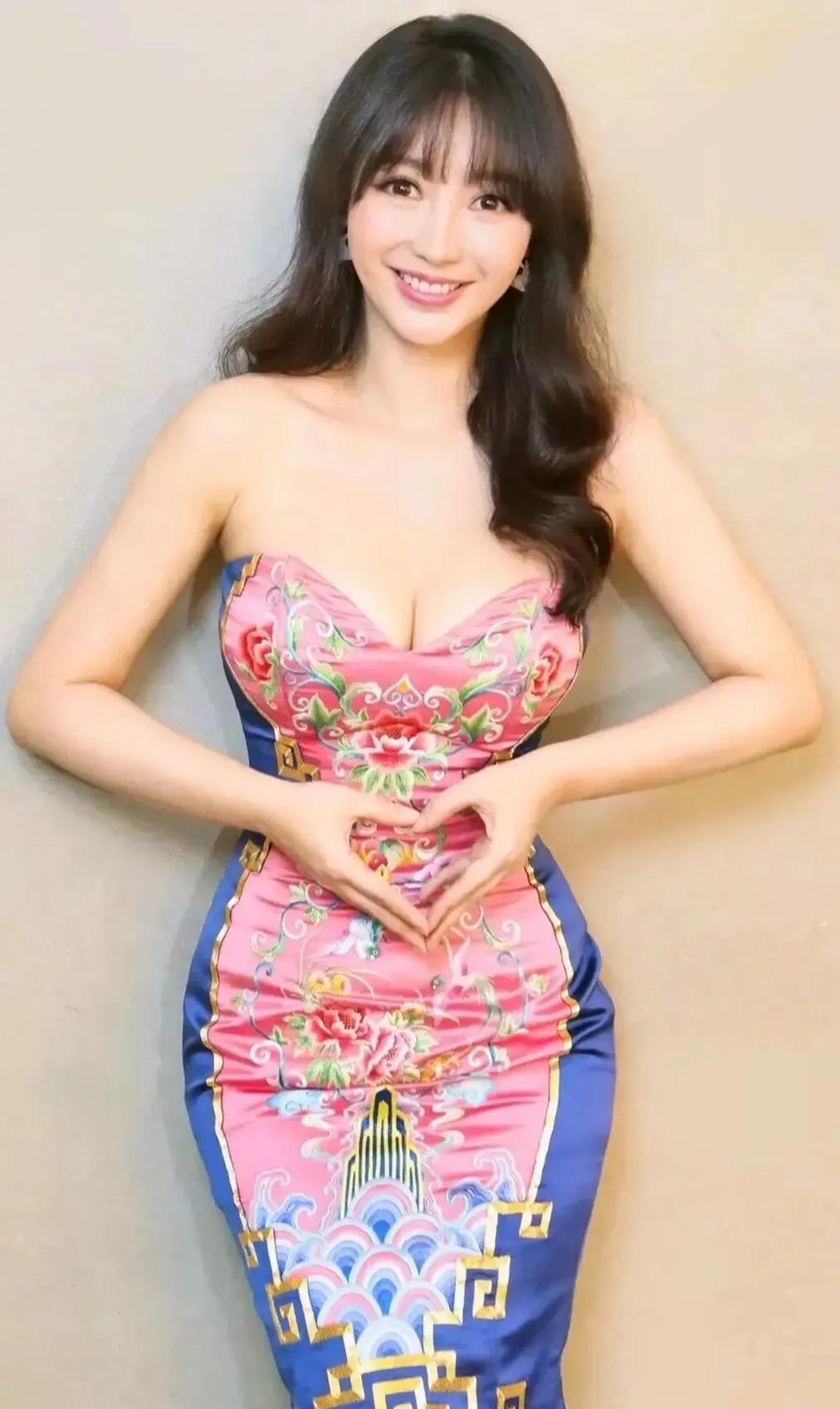 柳岩，一个充满魅力和活力的女演员，她的聪明才智、优雅的风度和迷人的外貌，使得她成