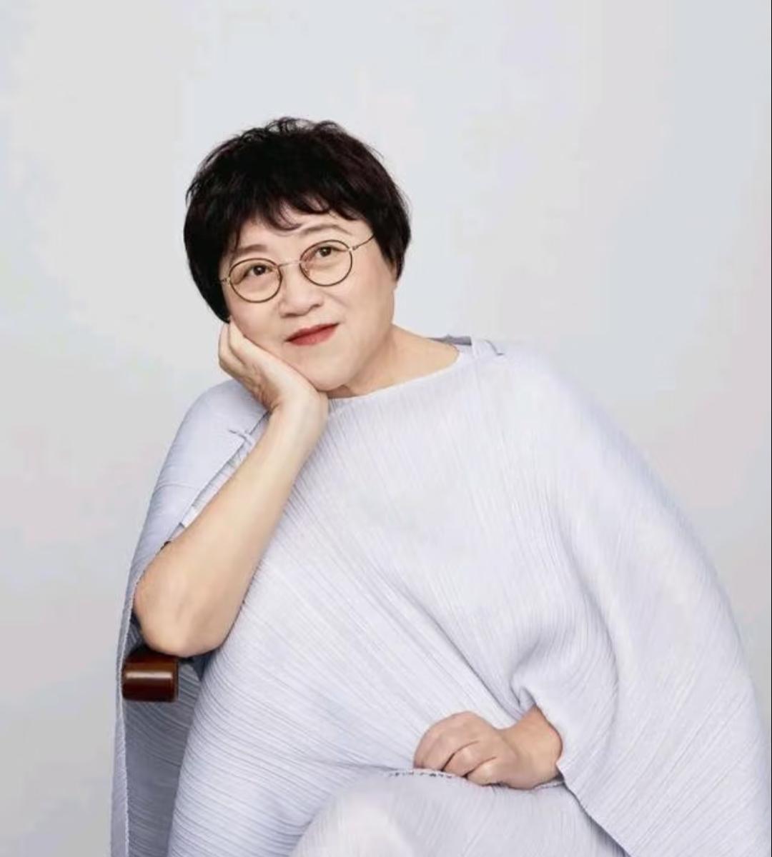 性学专家李银河曾说：
“终有一天你会明白，嫁汉嫁汉穿衣吃饭，娶妻娶妻人善唯一。很