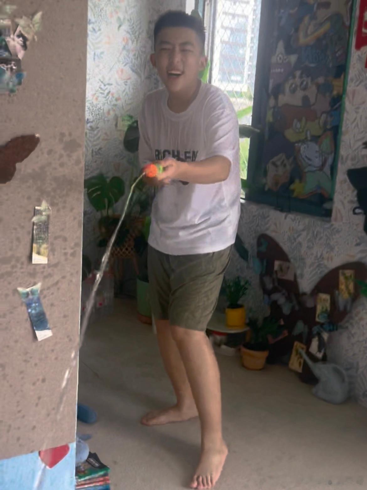 今天又打水仗啦，一个学生快出国了，真正让彼此难忘的都是课堂外的小片段 三亚