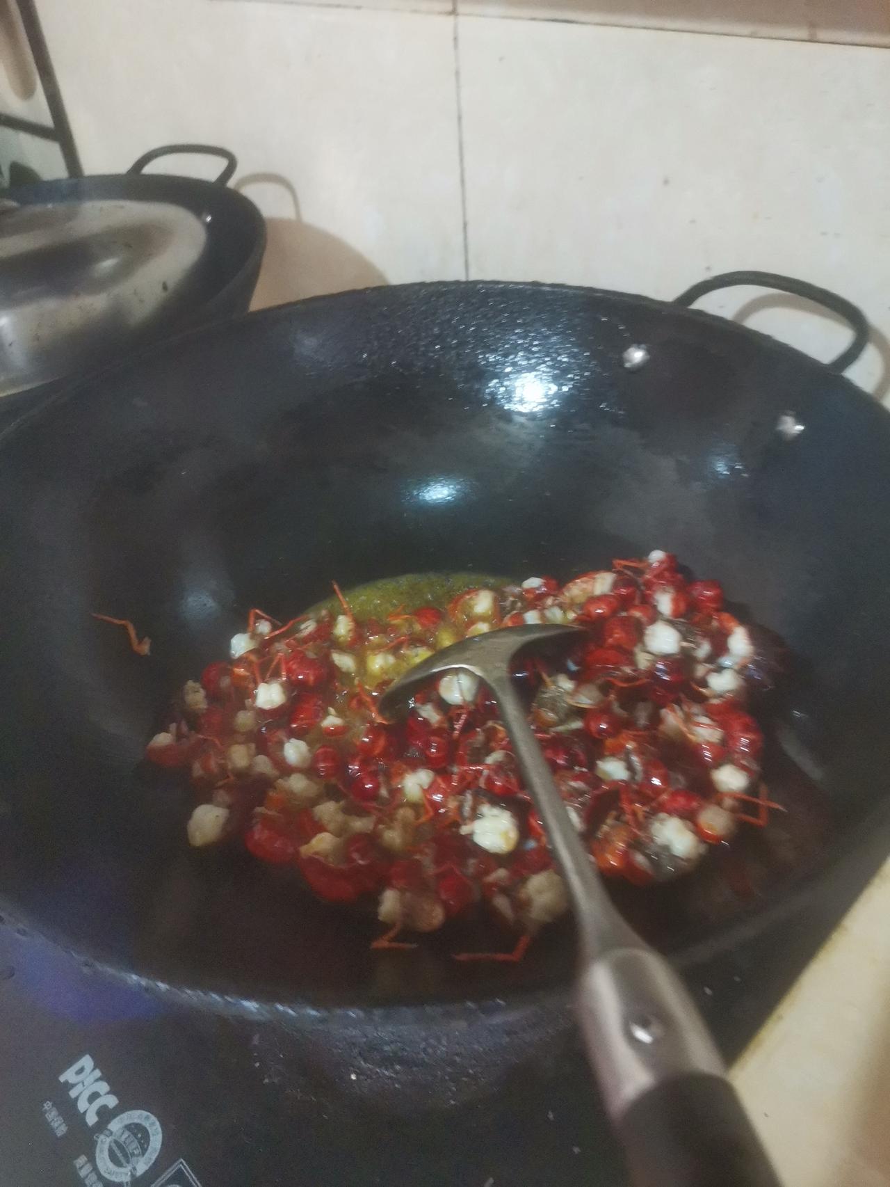 上午十点来我妈家，我妈已收拾好大虾，只要了虾尾。瘦肉也切成丝拌好了料。鳝鱼也整理