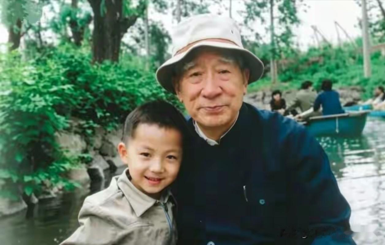 这张照片记录了老一辈无产阶级革命家与后代的温馨瞬间，
既展现了家庭的天伦之乐，