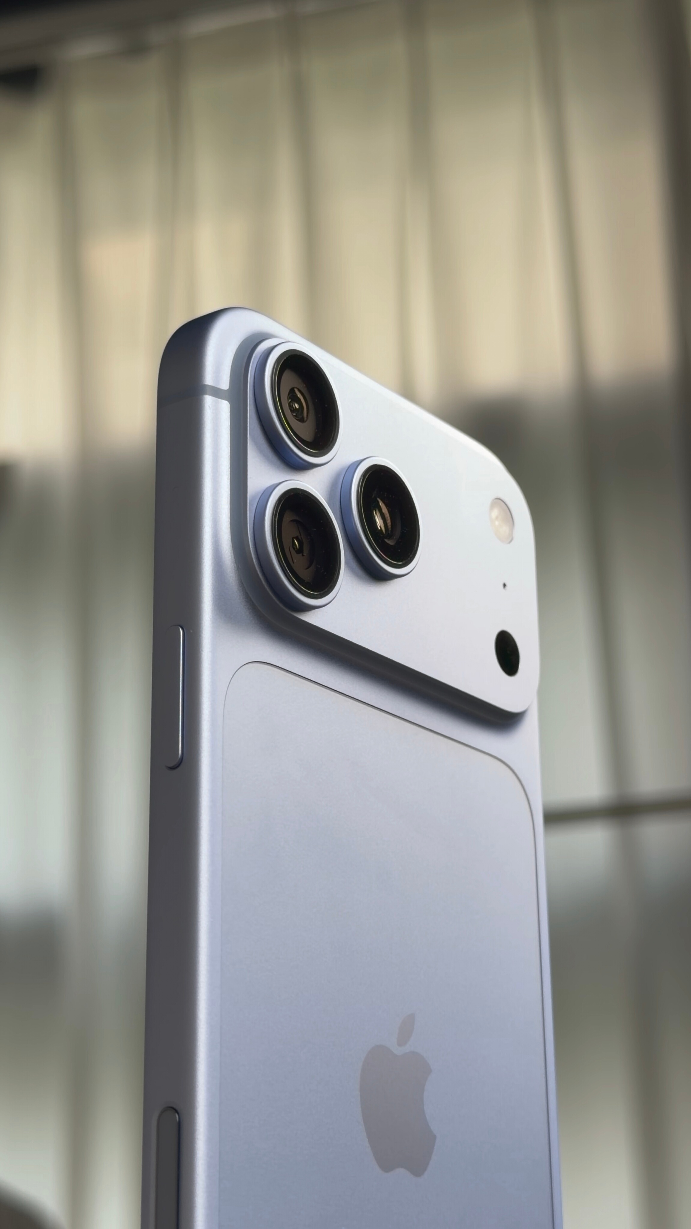iPhone镜头真的会眨眼以前iPhone主摄光圈是固定死的，人像虚化大多靠算法