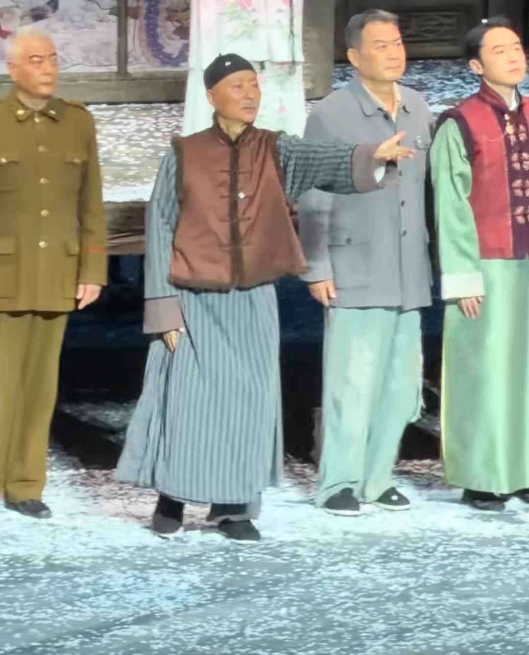 四个穿着古装的人站在一起。他每次演的什么戏，你认识几位老戏骨，他们真的很敬业。影