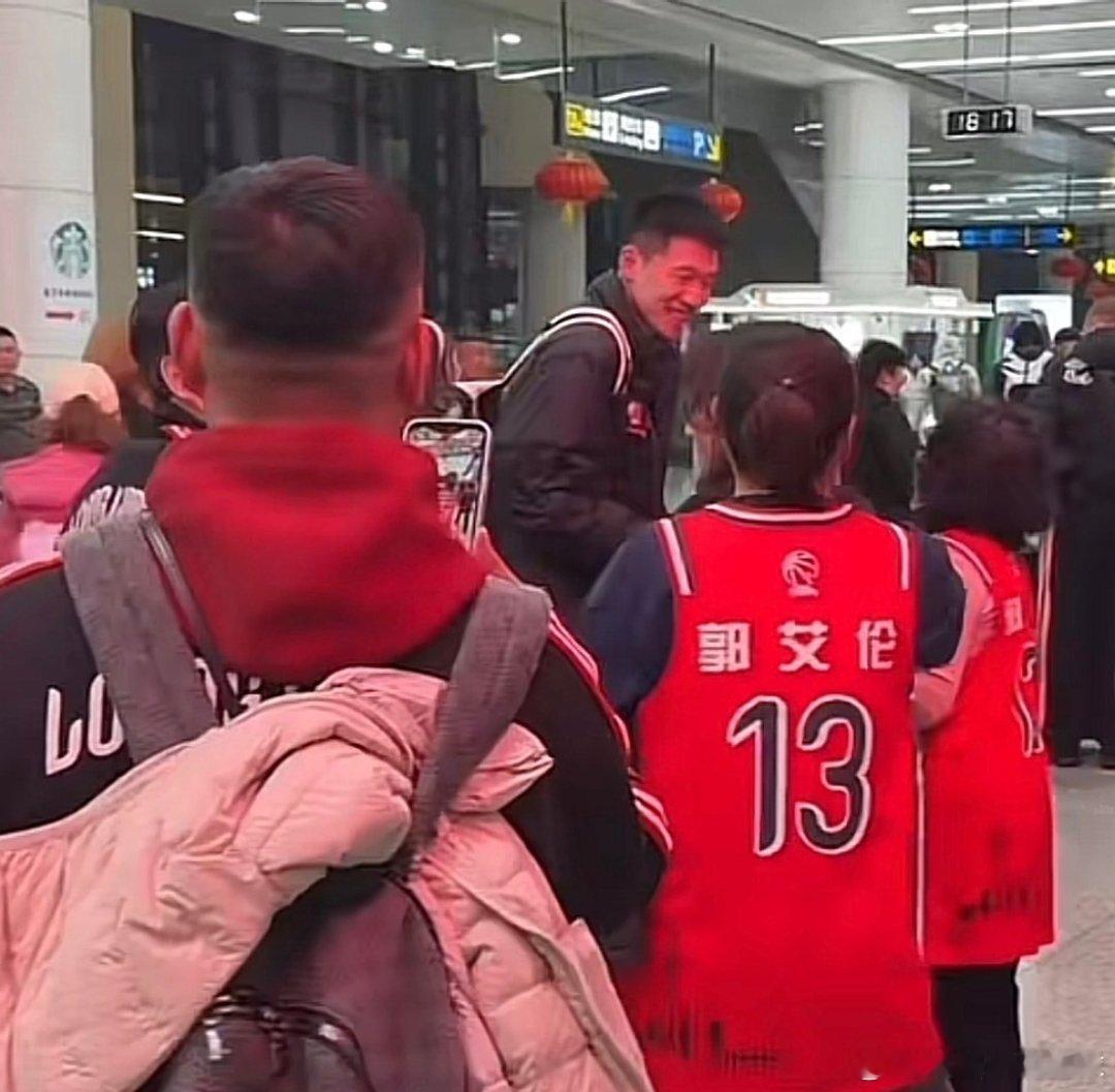 CBA 广州队去辽宁打客场比赛，机场有个大姨一边哭一边骂去年不慎误伤郭艾伦眼睛的