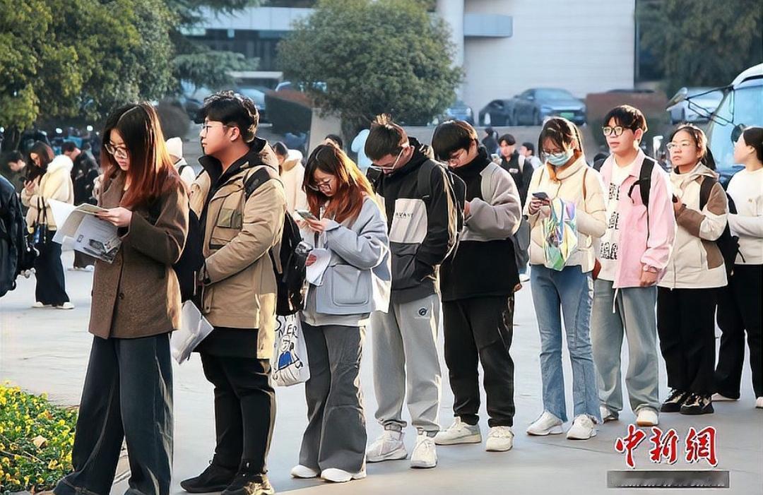 今天是2026年国考开考的日子，中央机关及其直属机构将招录3.81万人，考试覆盖