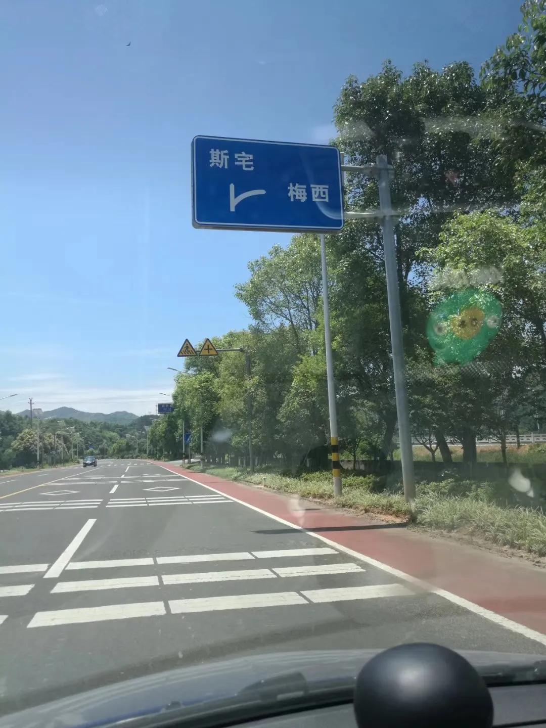 梅西同志，球也踢了，球迷也抱了，该回村看看乡亲们了。[看][呆无辜][白眼]