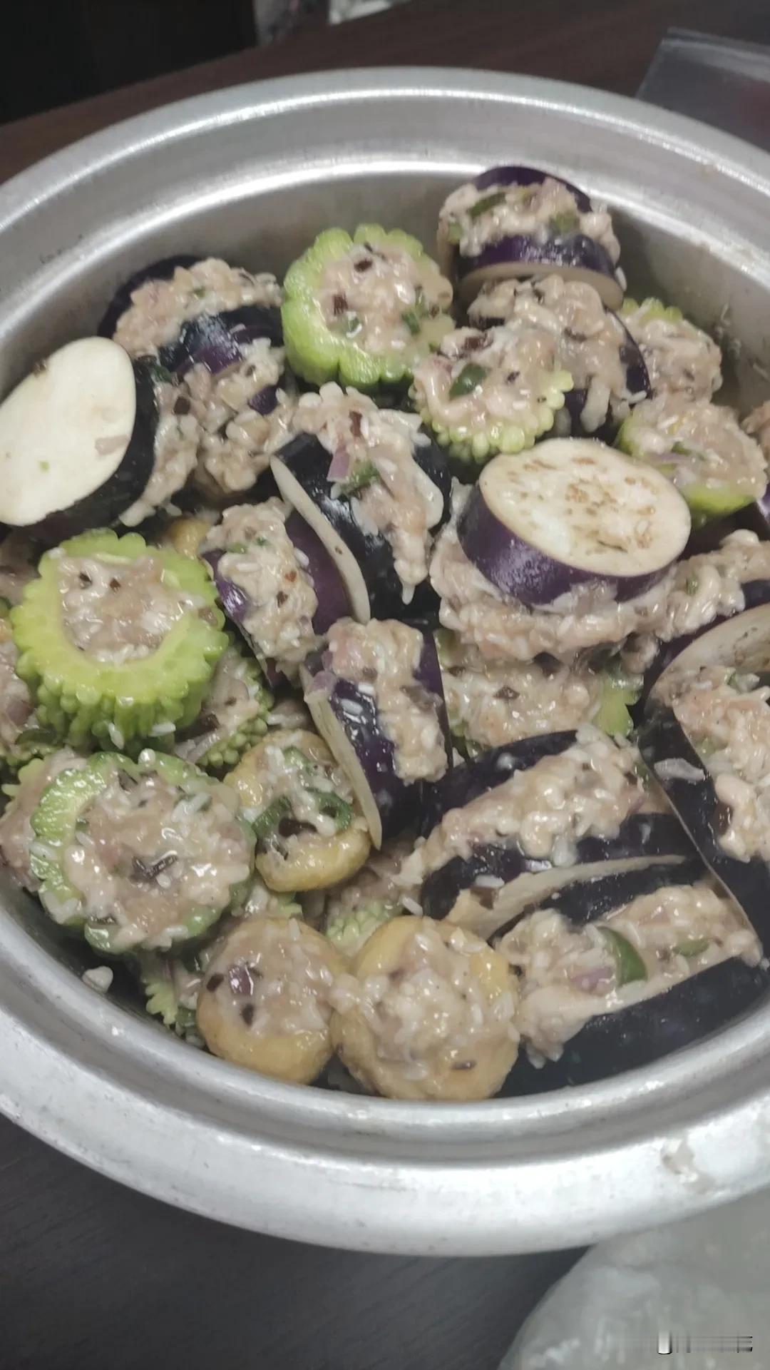 广东人的煎酿三宝
我用电饭煲煮
喜欢吃
但是又嫌麻烦
用煎锅煎太费事了
好吃是好