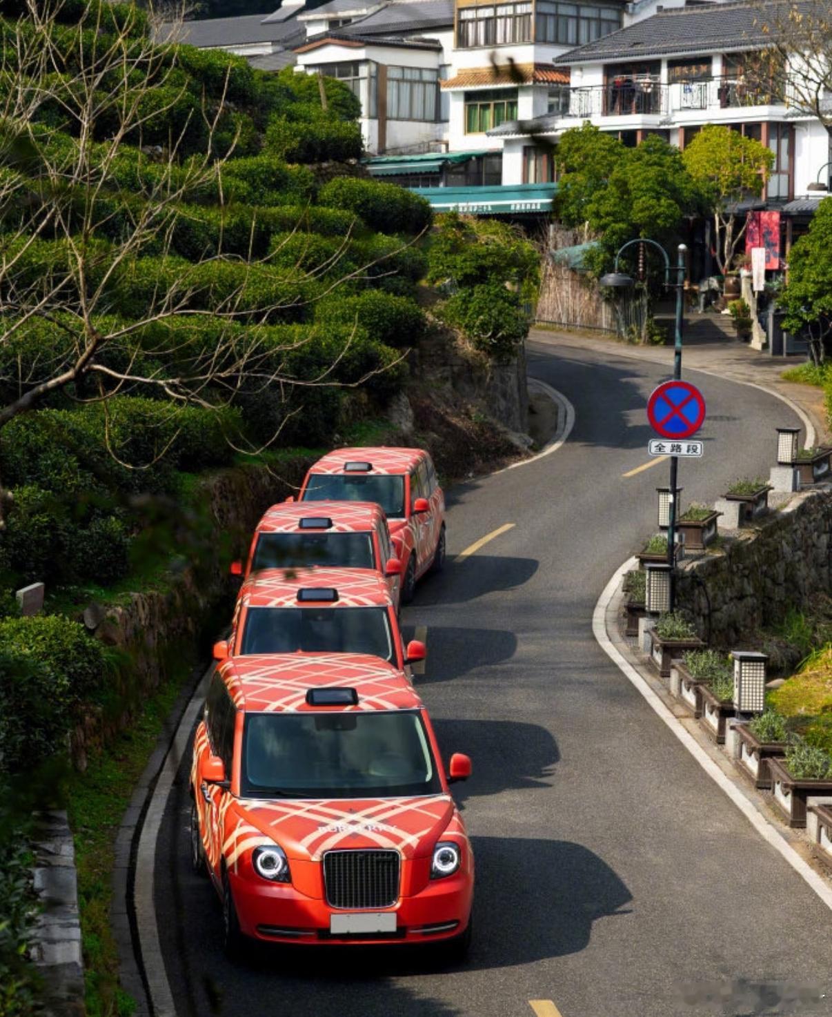 Burberry 红色出租车在杭州出街～感觉出租车一下变贵了