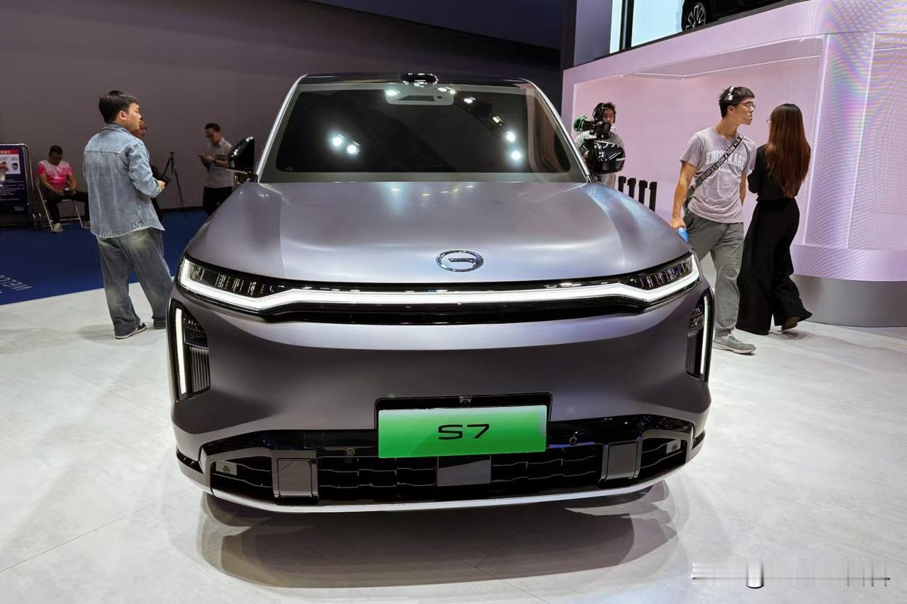 终于拍到广汽传祺S7了，这车也挺火，据说啊，据说，价格是50万！！！

官方表示