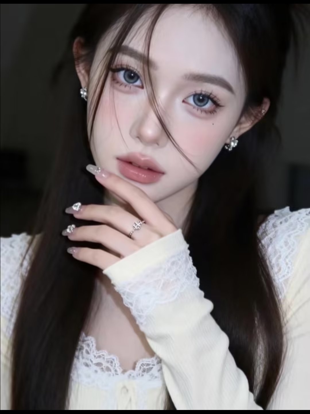 温柔眼线画出春，清冷感女主妆容，清冷感女主妆容氛围感万能拍照，get除了妆容和衣