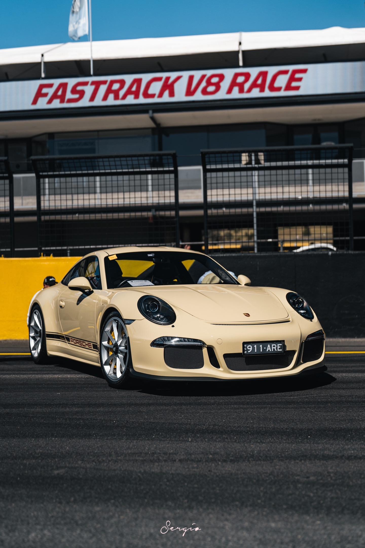 全球唯一medium ivory911R.在2023保时捷优雅竞赛上拍到了这一台全球唯一的Medium Ivory配色911R，个人觉得如果没有侧面拉花能更加好看，内饰的选配也是相当完美，千鸟格配深棕色真是非常好看
不过当天的阳光不是很适合拍这个颜色，希望下次有机会在天气更好的时候拍他