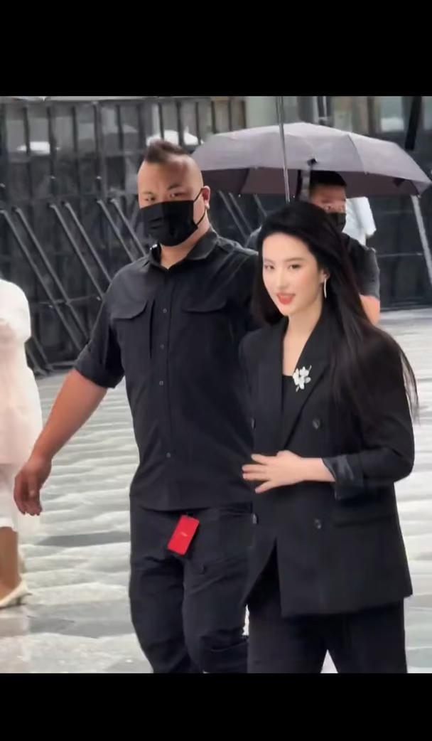 刘亦菲来成都啦，女神降临…美炸裂
刘亦菲 成都探店 玫瑰的生活 和偶像零距离 知