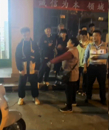 大妈:这小子行啊，把我的戏给演了，好尴尬哦！