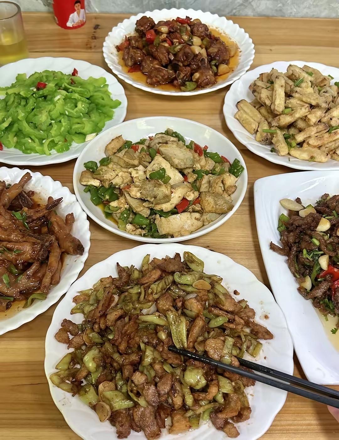 每个菜基本都有辣椒，这是哪里的菜