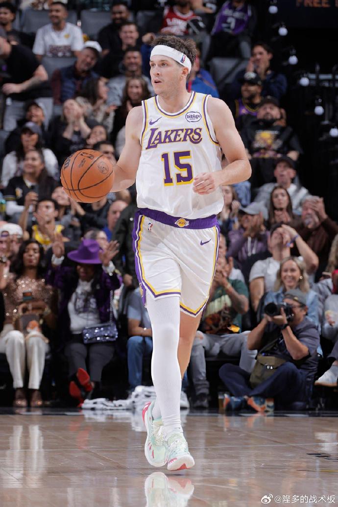 里弗斯的复出打乱了湖人的防守。在之前，由于东契奇和里弗斯的受伤，詹姆斯被迫重新担