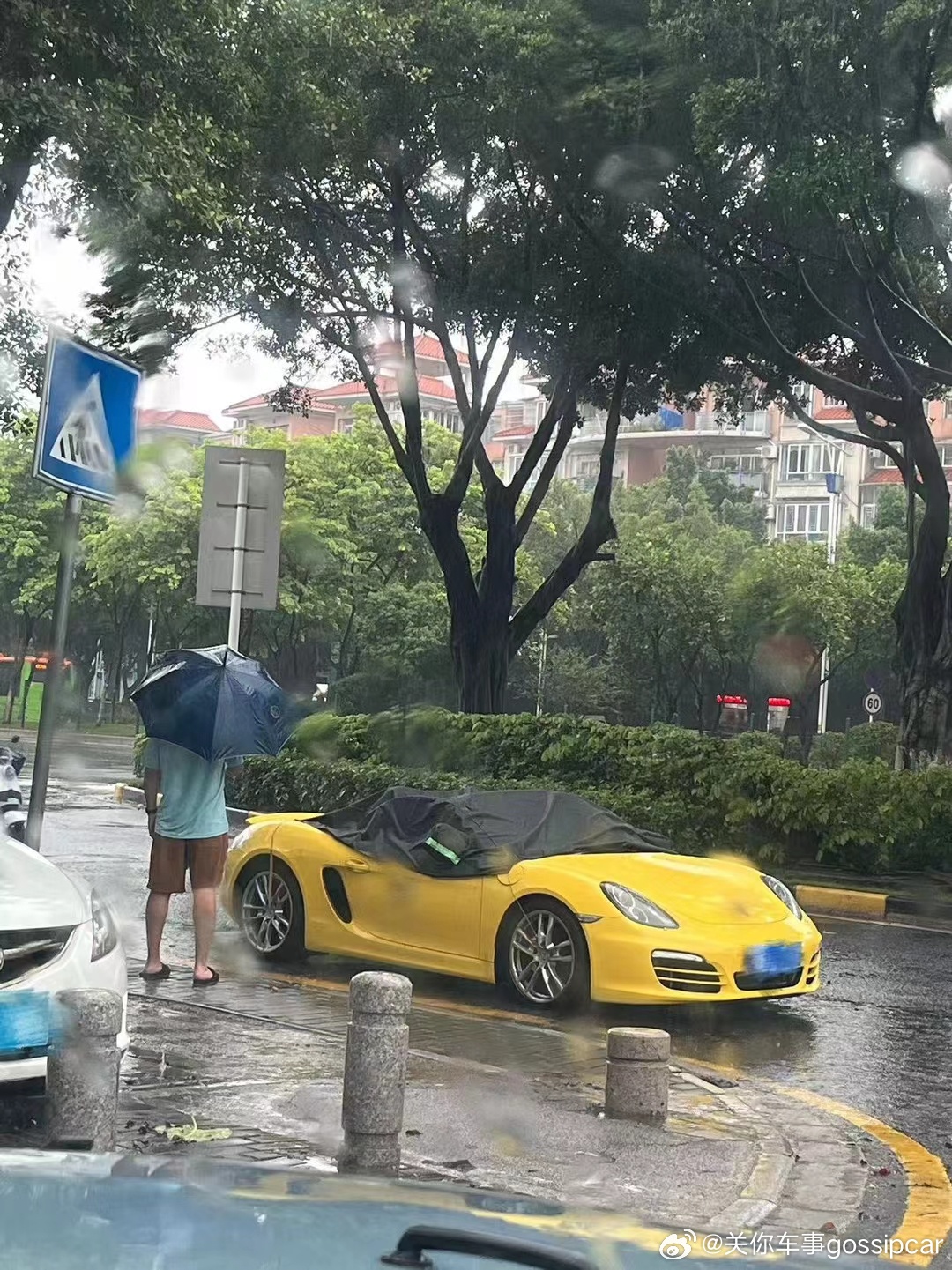 有朋友问，夏日用车怎么防晒 ？车辆放在户外，一会儿车里就热得不行，皮座椅还烫屁股