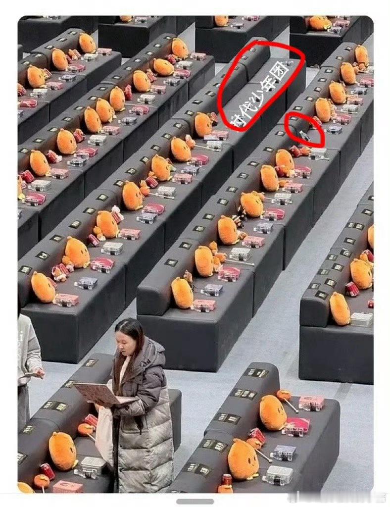 肖战粉丝说看到杨幂工作人员撕名牌，杨幂粉丝继续澄清