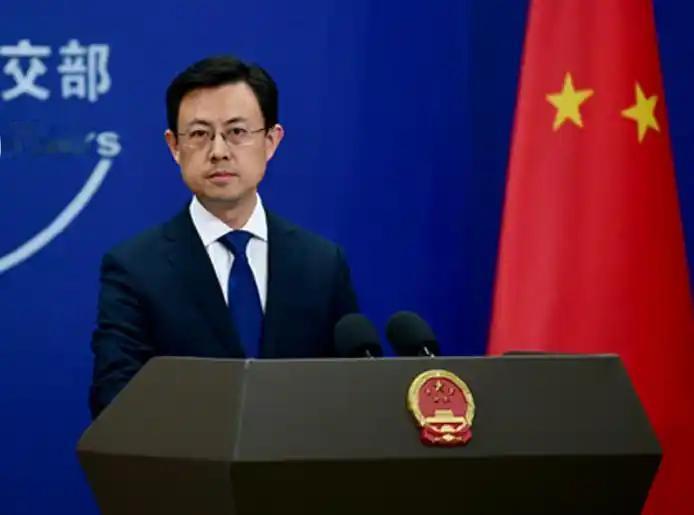 澎湖街头前两天出了桩怪事：三个美国壮汉当街被揍，挨了打还不敢声张，警察来了只认自