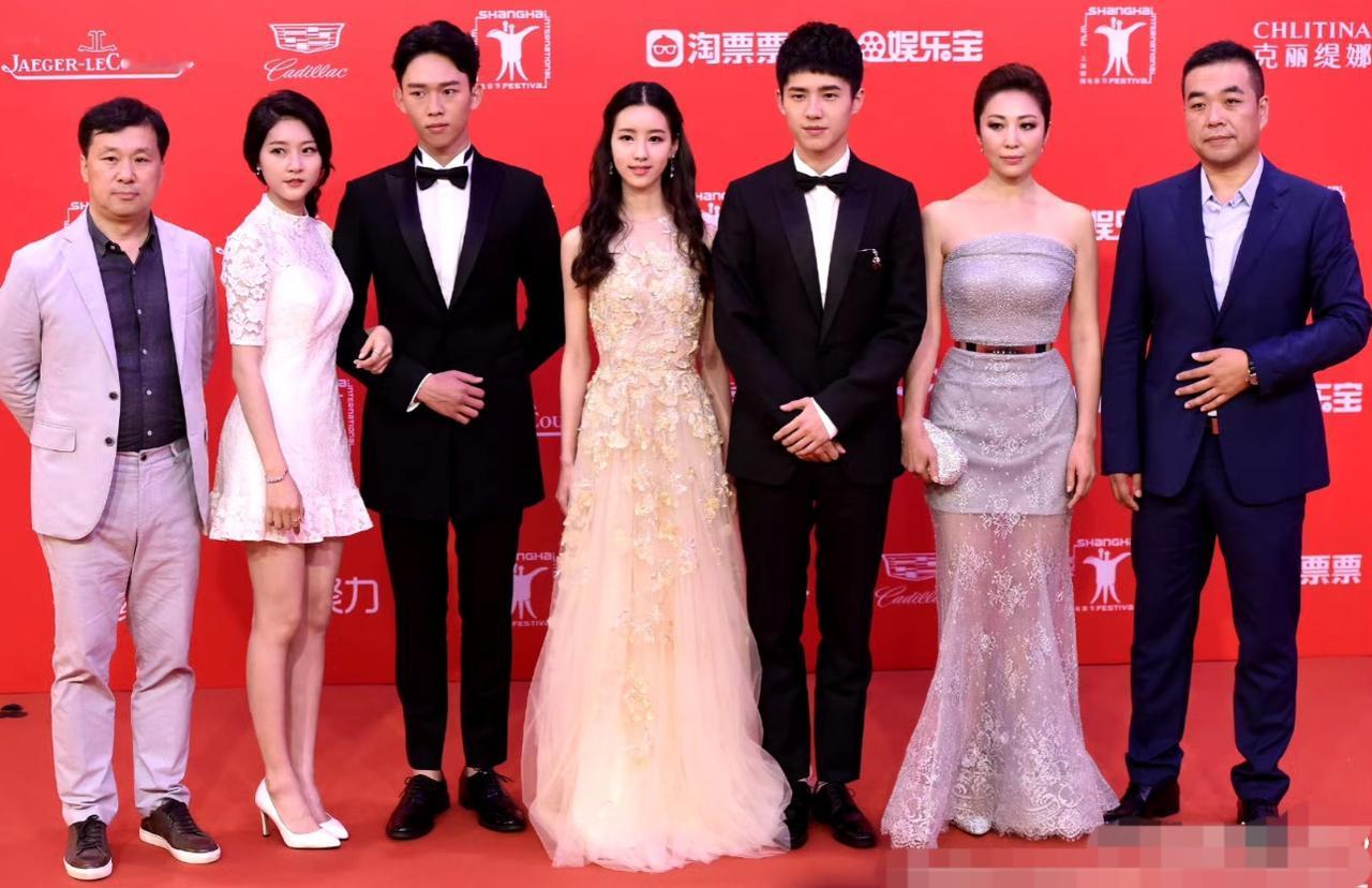 这是2016年上海国际电影节上的一张合影，里面有两个年轻女孩都很美丽亮眼，一个是