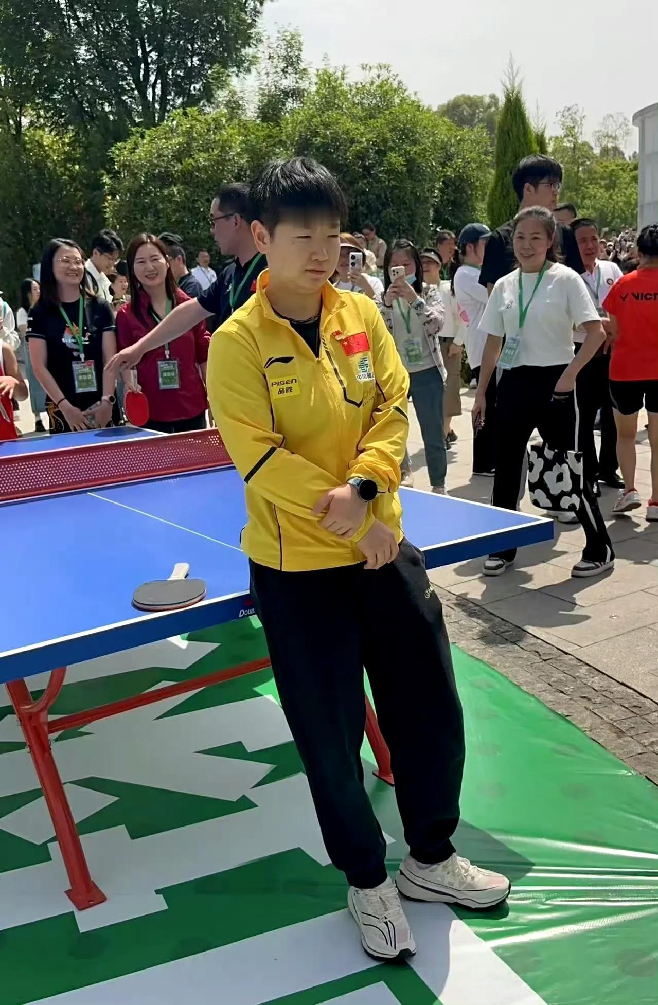 哈哈，莎莎太可爱了，
站在那里有种很发愁的样子，
关键是旁边的人都在笑。
不过今