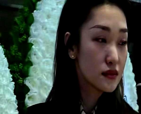 电影频道主持人蓝羽，这次真没绷住。

素颜现身，眼睛哭到通红，整个人都在抖。
