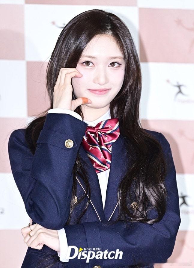 8日，IVE成员Leeseo李瑞 出席韩林演艺艺术高中举行的毕业典礼。 