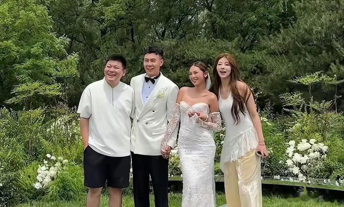 李晨妹妹结婚这时间点也是巧，李晨刚因为综艺那几句话被网友各种解读、口碑翻车，转头