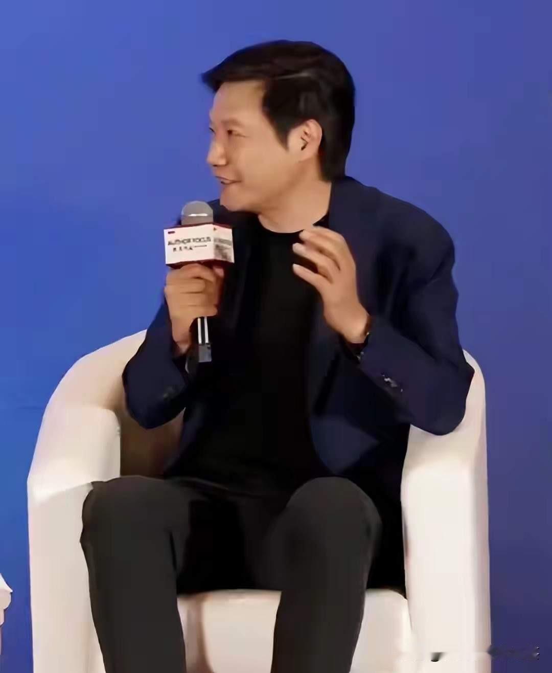 小米雷军最近也是头大，股价暴跌60%，市值蒸发1万亿港币，兜兜转转现在的市值又回